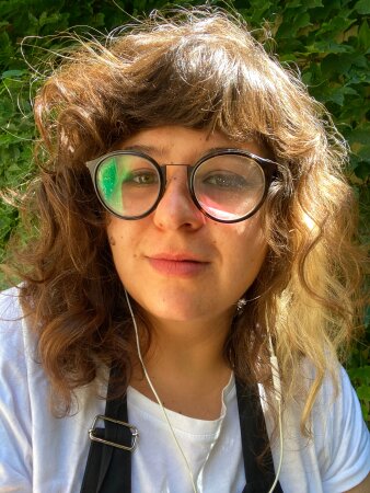 Foto: Sarah Ordóñez © Sarah Ordóñez Eine junge, braun gelockte Frau mit Brille
