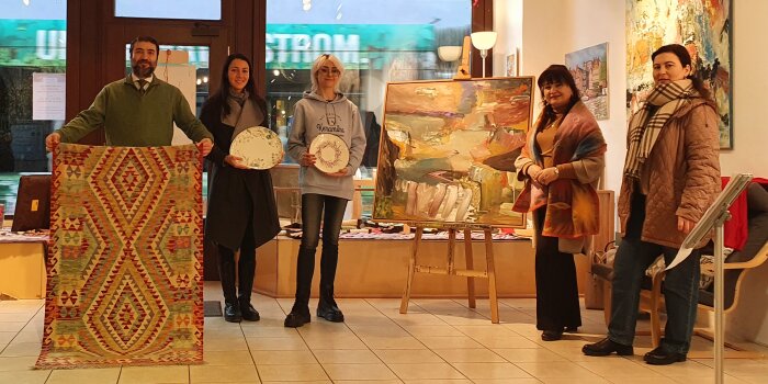 Foto: Pop-up-Store F11 MUT KAUSA-Landesstelle Thüringen © Stadtverwaltung Erfurt Fünf Personen präsentieren in einem Ladengeschäft ihre Produkte.