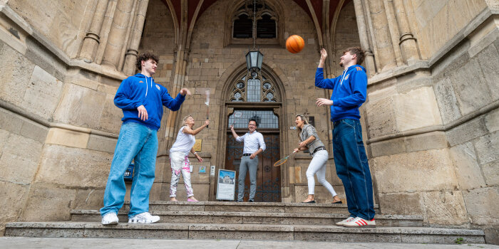 Foto: „Erfurt-bewegt-sich-Tag“ am 21. Juni 2025 © Stadtverwaltung Erfurt Fünf Menschen spielen Basketball bzw. Badminton vor dem Rathaus