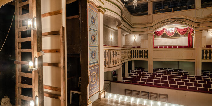 Foto: Marcel Krummrich, Ekhof-Theater Gotha, Fotografie 2022 © VG Bild-Kunst, Bonn 2023 Foto einer Bühne mit Blick auf den Zuschauerbereich mit vielen leeren Sitzen